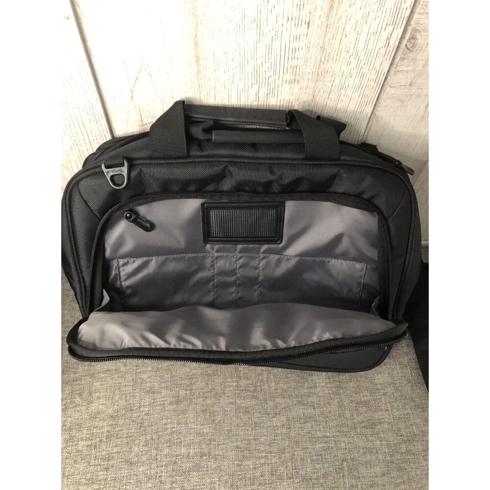 Targus Black Laptop Bag with Shoulder Strap & Lots of Pockets - Picture 2 of 5